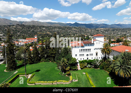 Vue depuis la cour de la maison de pays de Santa Barbara, Santa Barbara, California, United States, USA Banque D'Images