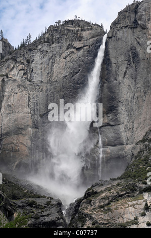 Yosemite Falls inférieur à Yosemite National Park, California, USA, Amérique du Nord Banque D'Images