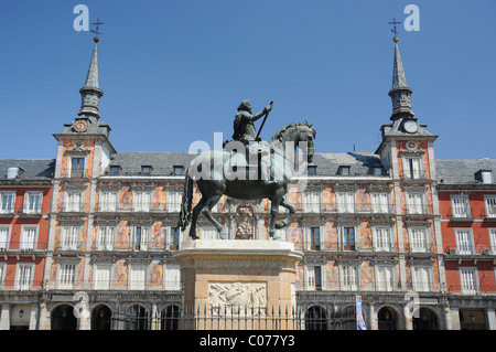 La statue de Felipe III à cheval sur la Plaza Major Madrid Espagne avec la Casa de la Panaderia en arrière-plan Banque D'Images