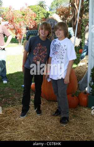 Cole Sprouse Dylan Sprouse et le 15e Carnaval Halloween pour lever des fonds pour le Camp Ronald McDonald, qui fournit Banque D'Images