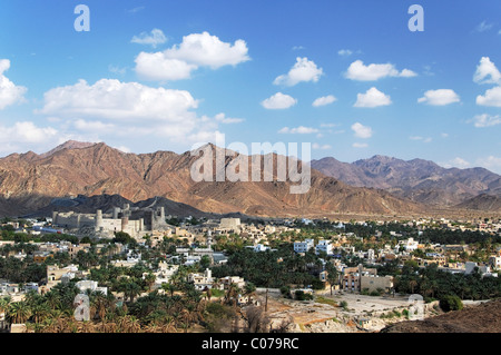 Voir avec le fort de Bahla, Oman, Middle East Banque D'Images