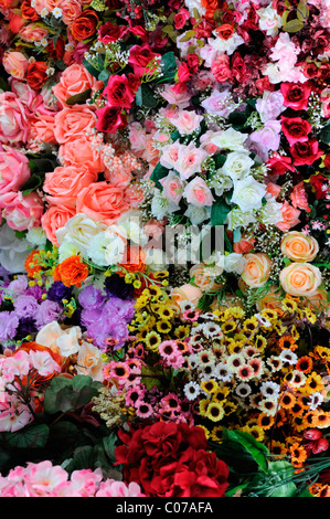 Bouquets de faux en plastique coloré fleurs fleurs artificielles en vente marché Ben Thanh Ho chi minh City vietnam Asie Banque D'Images
