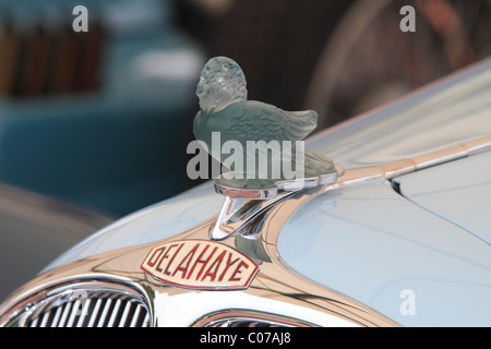 Hotte ornement en verre Lalique sur le radiateur d'une vintage Delahaye Banque D'Images