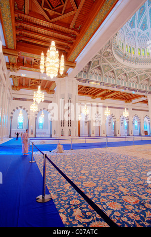 Salle de prière pour les hommes, Grande Mosquée Sultan Quaboos, Capitale, Oman, Middle East Banque D'Images