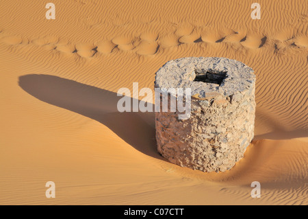 L'accès vertical de l'arbre d'un qanat, le système d'irrigation dans la région de Merzouga, Maroc, Afrique Banque D'Images