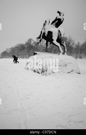 Beaucoup de neige par l'énergie physique statue dans les jardins de Kensington, London, UK Banque D'Images