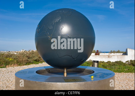 Globe dans la Fortaleza de Sagres national monument, Ponta de Sagres, Lagos, Algarve, Portugal, Europe Banque D'Images