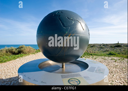 Globe dans la Fortaleza de Sagres national monument, Ponta de Sagres, Lagos, Algarve, Portugal, Europe Banque D'Images