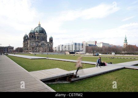 Place Schlossplatz, utilisation temporaire comme un parc, Cathédrale de Berlin dans le dos, Mitte, Berlin, Germany, Europe Banque D'Images