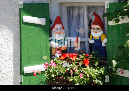 Les nains de jardin dans une fenêtre, Wessling, Fuenfseenland, Haute-Bavière, Bavaria, Germany, Europe Banque D'Images