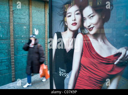 Une femme passe devant une publicité de mode à New York États-Unis Banque D'Images