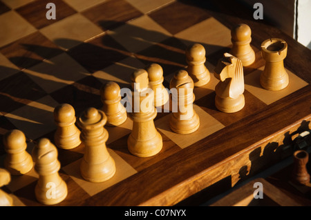 Pièces des échecs disposés sur un échiquier, Goa, Inde Banque D'Images