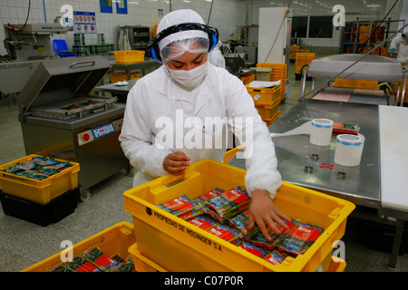 Femme portant des vêtements, d'emballage de produits carnés, de Llanquihue, sud du Chili, en Amérique du Sud Banque D'Images