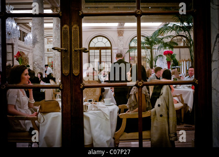 Les jeunes femmes bénéficient leur déjeuner le jour de Noël de l'hôtel Plaza 5th Avenue New York City United States of America USA Banque D'Images