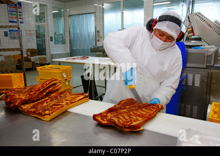 Homme portant des vêtements de protection, l'emballage de produits carnés, de Llanquihue, sud du Chili, en Amérique du Sud Banque D'Images