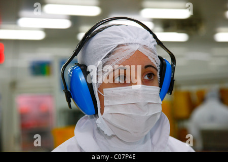 Femme portant des vêtements, d'emballage de produits carnés, de Llanquihue, sud du Chili, en Amérique du Sud Banque D'Images