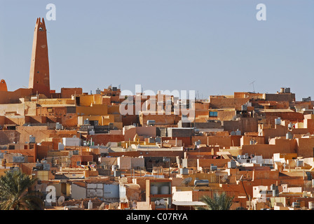 L'Algérie, Ghardaïa, vue de ville avec habitation en pisé et grand minaret contre ciel clair Banque D'Images