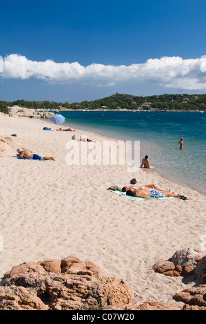 Les touristes sur la plage de sable fin, Cala Rossa, la Côte Est, le Golfe de Porto Vecchio, Corse, France, Europe Banque D'Images