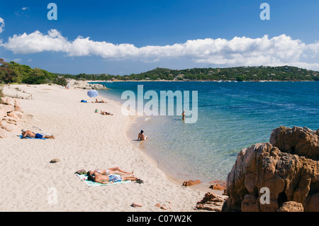 Les touristes sur la plage de sable fin, Cala Rossa, la Côte Est, le Golfe de Porto Vecchio, Corse, France, Europe Banque D'Images