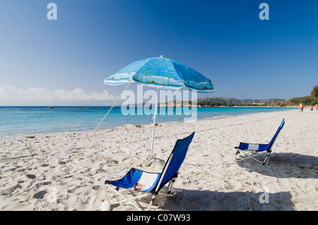 Parasol et chaise longue sur la plage, Palombaggia, Côte Est, Corse, France, Europe Banque D'Images