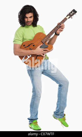 Portrait d'un homme jouant de la guitare Banque D'Images