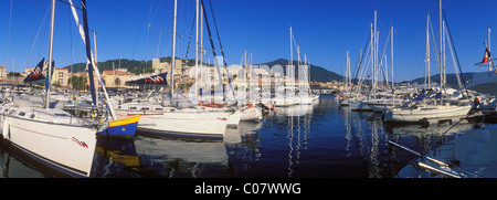 Voiliers dans le port d'Ajaccio, Corse, France, Europe Banque D'Images