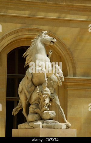 Statue dans un musée, Musée du Louvre, Paris, France Banque D'Images