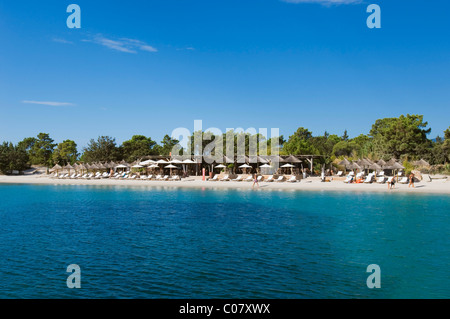 Transats sur la plage, San Ciprianu, Golfe de Porto Vecchio, sur la côte est, Corse, France, Europe Banque D'Images