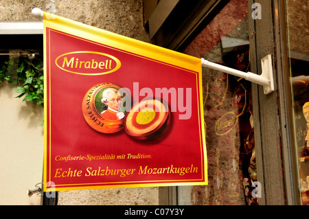 Bannière, du vrai Salzbourg Mozart Balls, devant une vitrine dans le centre-ville historique de Salzbourg, Salzbourg, Autriche, Europe Banque D'Images