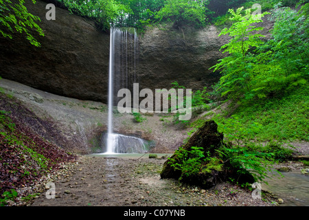 Le Nagelflugfels avec cascade de Giessen rock, Wil, canton de St Gallen, Suisse, Europe Banque D'Images