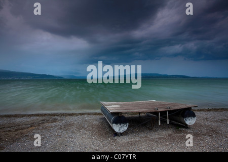 Atmosphère orageuse au lac de Constance, une plate-forme, forte tempête, l'île de Reichenau, Bade-Wurtemberg, Allemagne, Europe Banque D'Images