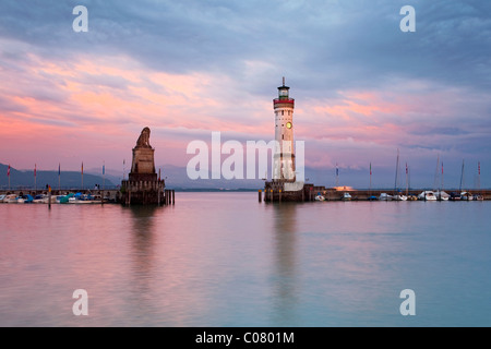 Le port de Lindau entrée dans la lumière du soir, Phare et la sculpture du lion de Bavière, le lac de Constance, Bavaria, Germany, Europe Banque D'Images