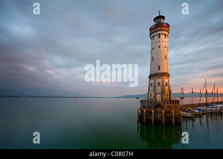 Le port de Lindau entrée dans la lumière du soir, phare, le lac de Constance, Bavaria, Germany, Europe Banque D'Images