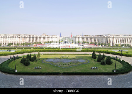 Vue de la terrasse du Palais du Parlement sur le boulevard Unirii, Bucarest, Roumanie, Europe Banque D'Images