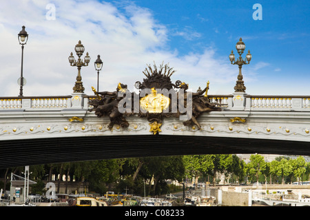 Lampadaires sur un pont, le Pont Alexandre III, Seine, Paris, France Banque D'Images