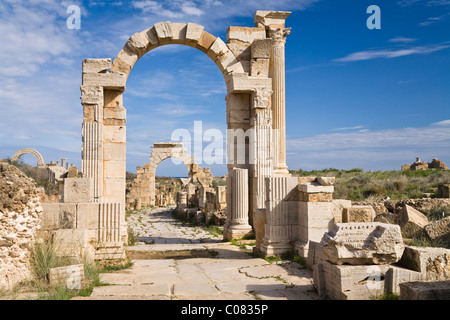 L'arc de Trajan sur la Via Trionfale, l'Arc de Tibère à l'arrière, Leptis Magna, Libye, Afrique du Nord Banque D'Images