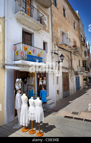 Boutique dans la vieille ville. Ibiza. L'Espagne. Banque D'Images