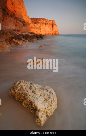 Coucher du soleil sur la plage de Lagos, Algarve, Portugal, Europe Banque D'Images