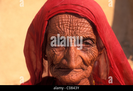 Portrait, vieille femme dans un sari rouge, désert de Thar, Rajasthan, Inde, Asie Banque D'Images