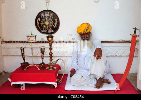 Personnes âgées indien en costume traditionnel avec turban et le narguilé, Meherangarh Fort, Jodhpur, Rajasthan, Inde, Asie Banque D'Images