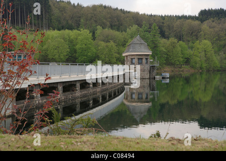 Listertalsperre Biggetalsperre entre barrage et réservoirs, Olpe, district de Sauerland, Nordrhein-Westfalen, Germany, Europe Banque D'Images