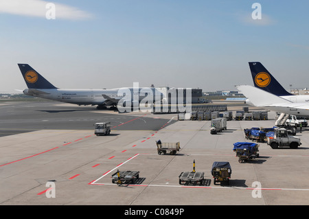 Se préparer pour le décollage des avions, l'aéroport de Francfort, Francfort, Hesse, Germany, Europe Banque D'Images