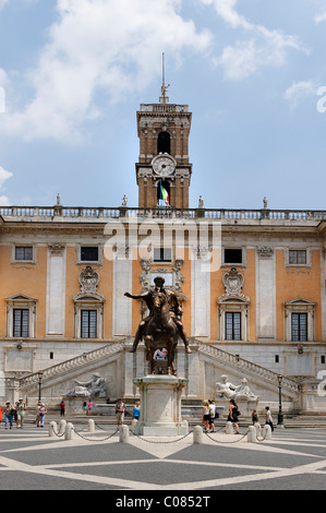 Statue de Marc Aurèle, le Palazzo del Senatorio, town hall et le maire siège, Piazza del Campidoglio, Hil Capitolin, Rome, Italie Banque D'Images