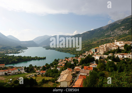 Barrea au Lago di Barrea, Parc National des Abruzzes, Province de L'Aquila, l'Apennin, Abruzzes, Italie, Europe Banque D'Images