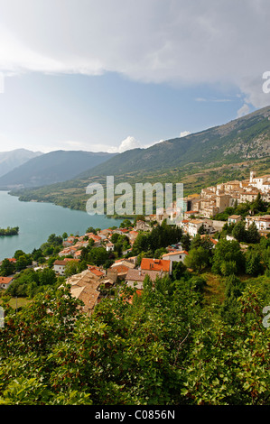 Barrea au Lago di Barrea, Parc National des Abruzzes, Province de L'Aquila, l'Apennin, Abruzzes, Italie, Europe Banque D'Images