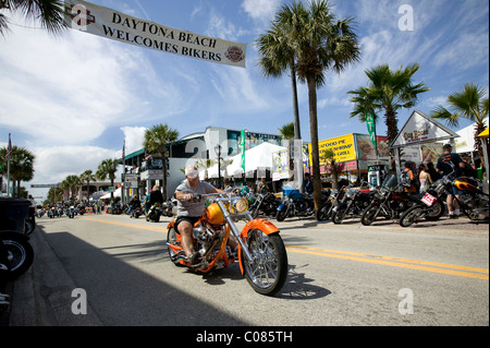 Chopper personnalisé équestre jusqu'Main St Daytona Bike Week. Banque D'Images