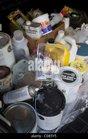 Les conteneurs de déchets toxiques et dangereux produits chimiques ménagers prises pour les recycleurs désignés Banque D'Images