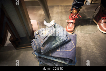 Des piles de jeans denim sont sur l'affichage dans la fenêtre d'un magasin Esprit à New York Banque D'Images