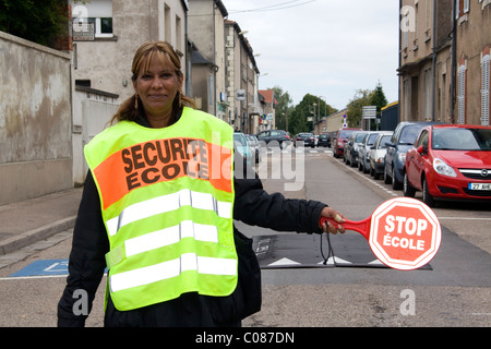 Crossing Guard femelle à Toul, France. Banque D'Images