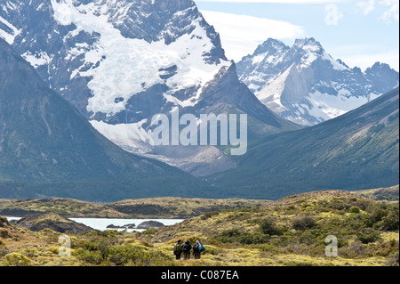 Les touristes admirant Laguna Azul Parc National Torres del Paine (côté est), Patagonie, Chili, Amérique du Sud Banque D'Images